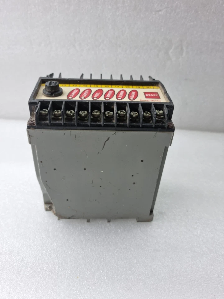 Industrial Burner Monitor Flame Safeguard Controller 230V AC With Reset Switch